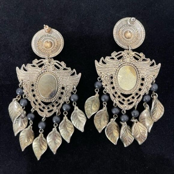 Vintage Metal Tin Silvertone Runway Feather Black Bead Stone Pierced Lightweight - Picture 3 of 3